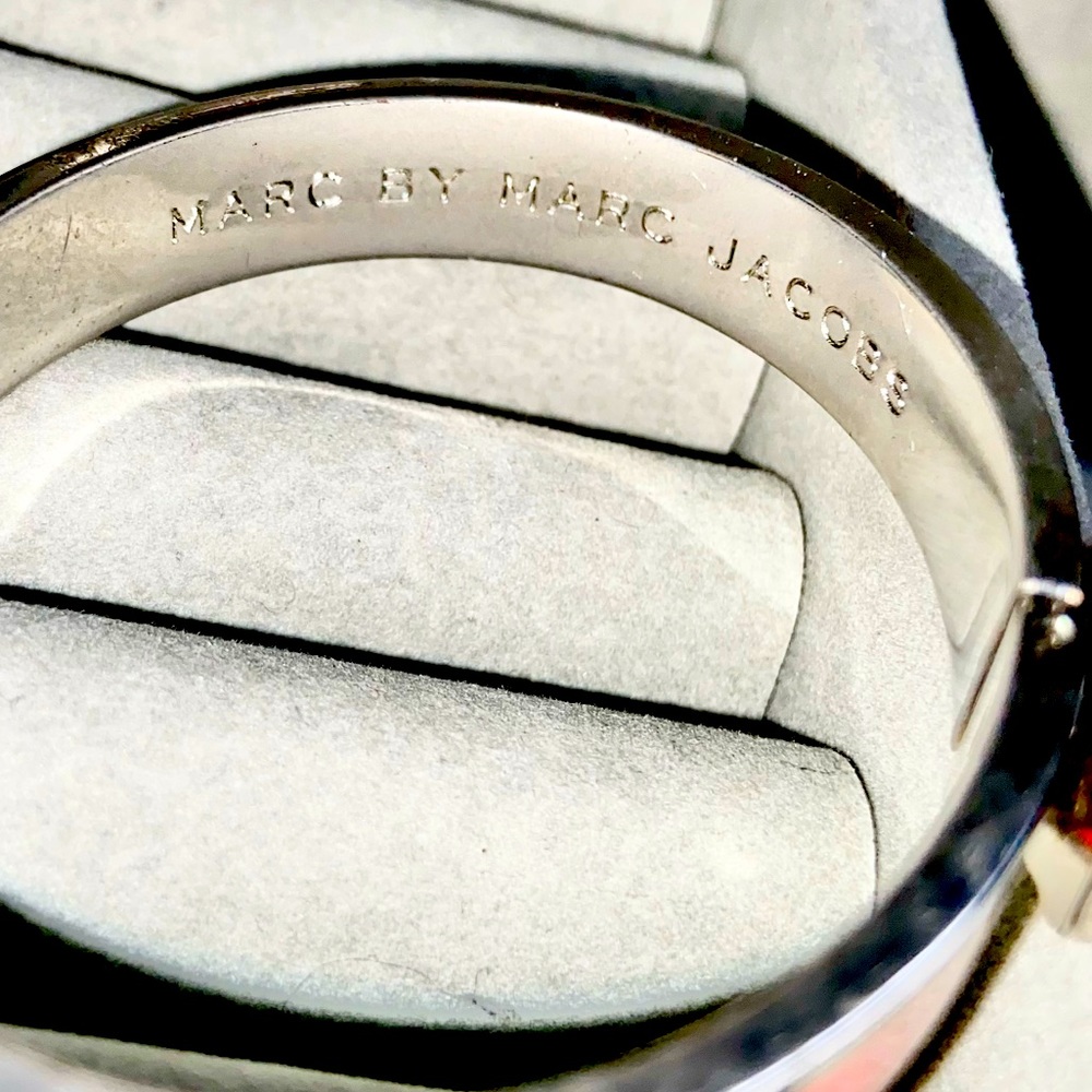 [Marc by Marc Jacobs] Miss Marc Bangle Bracelet - Picture 2 of 4